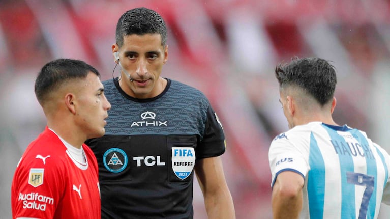 independiente-y-racing-empataron-1-1-el-arbitro-yael-falcon-perez-fue-el-protagonista-por-un-polemico-penal-foto-fotobaires-AQO4JWBW3VDZZJDXDCOZ4MJVTM