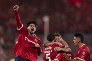 Con los puños en alto_Deseando_ al final_Hacer la revolución_Con una canción de amor ❤️‍🔥___TodoRojo 🔴(HEIC)