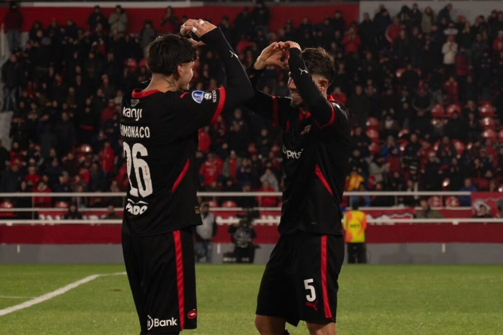 Yo los quiero a los dos 🫶___TodoRojo 🔴(HEIC)
