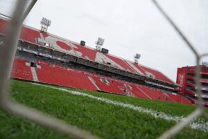 Comenzó la renovación de abonos a platea.__No olvides que para realizar el trámite_ precisas tener la cuota de Junio 2025 paga.__Verifica tu estado y pa(