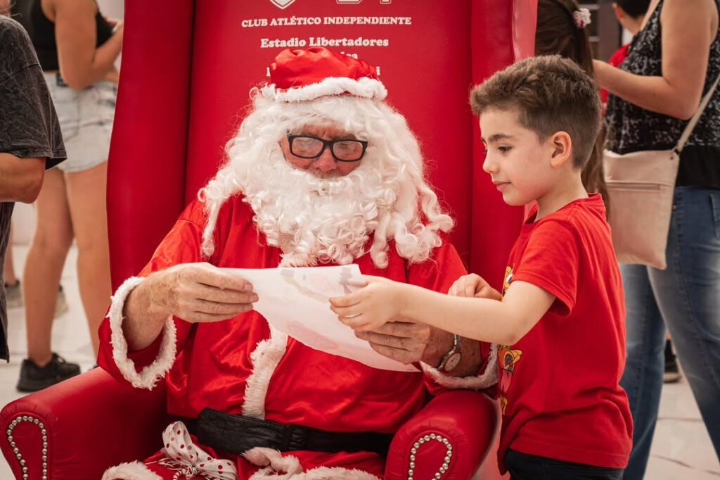 Una tarde inolvidable en el LDA-REB ❤️‍🔥__Cientos de chicos y chicas pasaron por el Estadio para sacarse fotos con Papá Noel y disfrutar una jorn(