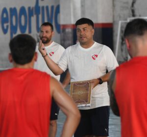 El DT de _Independiente. ___peladieg0 🫡___TodoRojo 🔴(JPG)