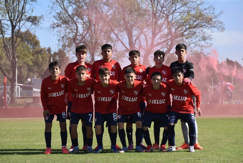 ¡El fútbol infantil tuvo un gran arranque de torneo ante Racing_ 🔛__Con victorias de la 2013 y 2015_ un empate de la 2016 y una derrota de la 2014_ lo_2