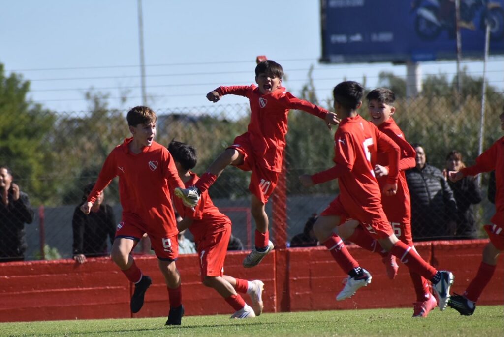 ¡El fútbol infantil tuvo un gran arranque de torneo ante Racing_ 🔛__Con victorias de la 2013 y 2015_ un empate de la 2016 y una derrota de la 2014_ los(