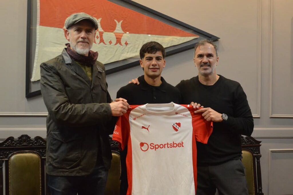 ✍️ Facundo Cruz firmó su primer contrato profesional.__El volante de la Reserva será jugador de _Independiente hasta diciembre de 2028.__¡Felicitac_2