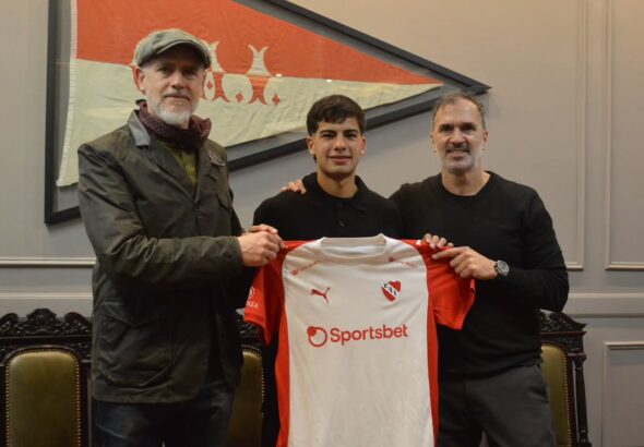 ✍️ Facundo Cruz firmó su primer contrato profesional.__El volante de la Reserva será jugador de _Independiente hasta diciembre de 2028.__¡Felicitac_2
