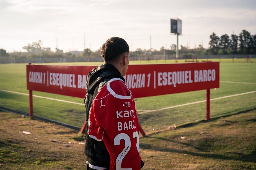 📍 Cancha número 1 - Esequiel Barco.__El jugador recorrió el predio de Villa Domínico y conoció la cancha de césped sintético que lleva su nombre.__1