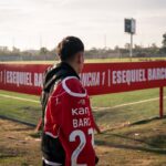 📍 Cancha número 1 - Esequiel Barco.__El jugador recorrió el predio de Villa Domínico y conoció la cancha de césped sintético que lleva su nombre.__1