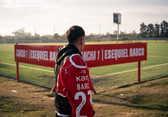 📍 Cancha número 1 - Esequiel Barco.__El jugador recorrió el predio de Villa Domínico y conoció la cancha de césped sintético que lleva su nombre.__1
