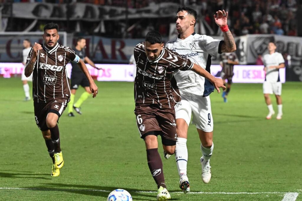 oscar-salomon-recupera-la-pelota-ante-el-avance-LMFSE7GJZJAPDJTDL6LLTY4X7Y (1)