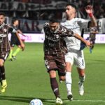 oscar-salomon-recupera-la-pelota-ante-el-avance-LMFSE7GJZJAPDJTDL6LLTY4X7Y (1)